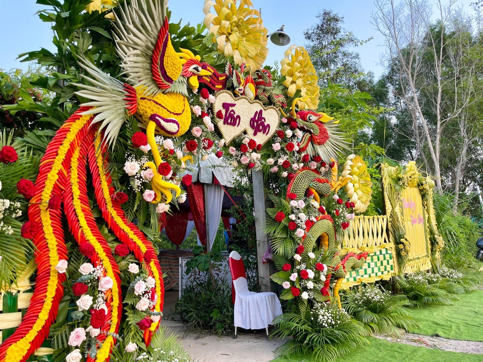 Cổng Long Phụng đỏ