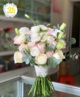 HOA CẦM TAY CÔ DÂU NHỎ XINH