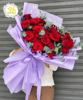  BÓ HOA HỒNG ĐỎ GIẤY TÍM  (HỒNG BIÊN CAO LÃNH ĐỒNG THÁP: CỔNG RỒNG PHỤNG - MÂM QUẢ - HOA TƯƠI) 