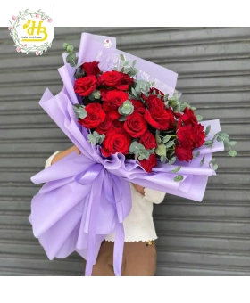 BÓ HOA HỒNG ĐỎ GIẤY TÍM  (HỒNG BIÊN CAO LÃNH ĐỒNG THÁP: CỔNG RỒNG PHỤNG - MÂM QUẢ - HOA TƯƠI) 